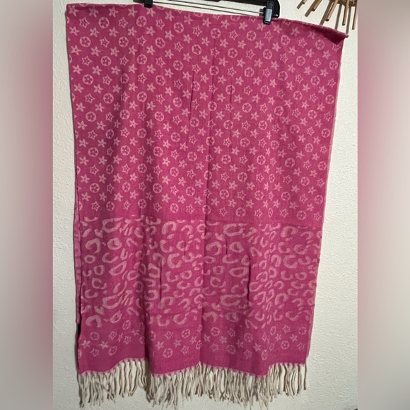 NIP Women’s Pink Floral & Animal Print Design Scarf - Picture 2 of 9